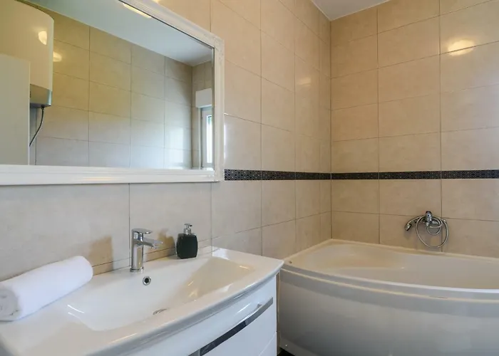 Aa 2 شقة تروغير